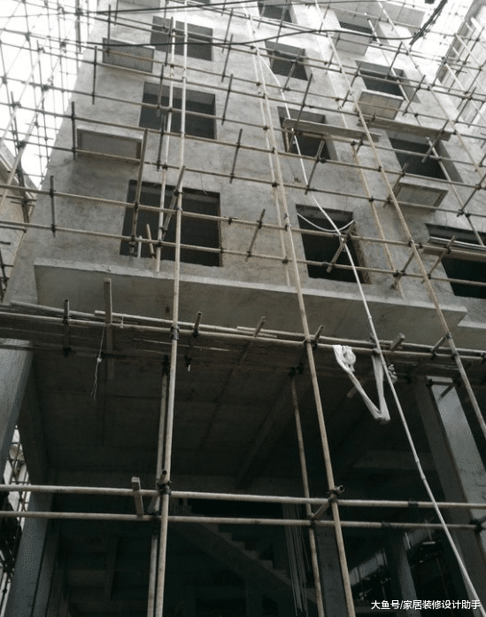 弱女子一个人砸100万建五层半千平豪宅，老公在外忙生意不闻不问