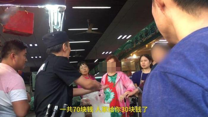 大媽拿前天買的死蟹要求賠償，報警后反被民警教育，網友: 活該