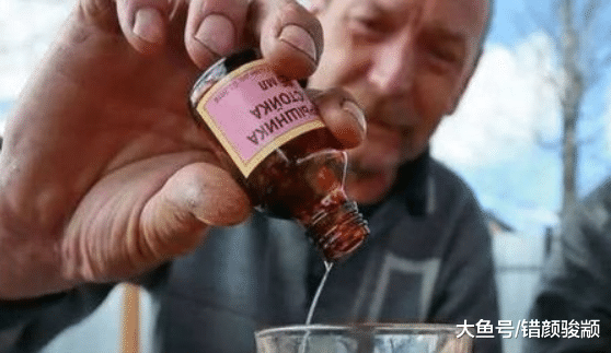俄罗斯人有多么能喝酒? 沐浴液当酒喝! 酒瓶子造海滩!