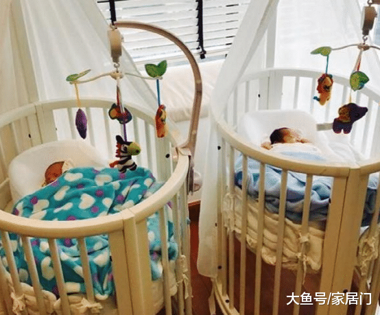 带你参观杨采妮住的豪宅，连电视墙都是软包设计，装修很欧式化