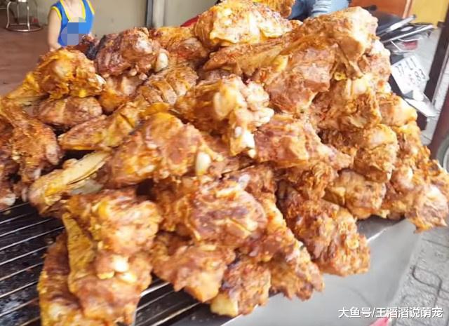 泰国街头的“烤骨肉”，一斤200，越吃越不对劲，多亏网友提醒