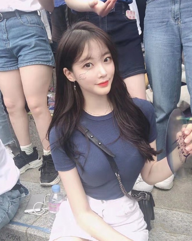 美女这么可爱，身材又好，怎么一个人来看比赛呢？