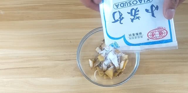 消灭蟑螂有方法，别再买杀虫剂了，只需放一碗它，安全又省钱！