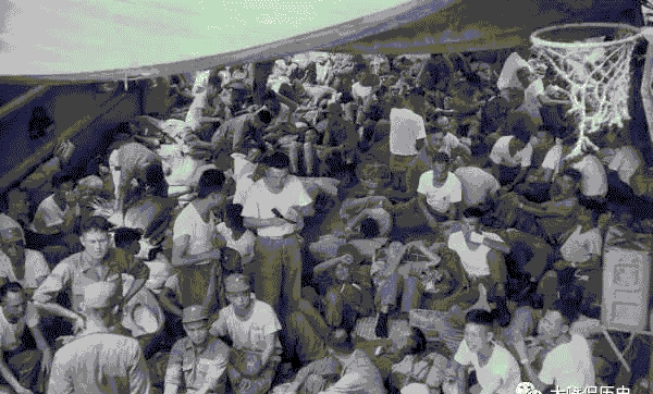 1958年炮击金门老照片: 国军军营墙被打个大窟窿, 我军炮弹威力巨大!