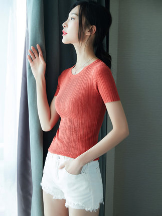 胸大不一定好，看起来大刚刚好，显曲线打底衫让你更显女人味