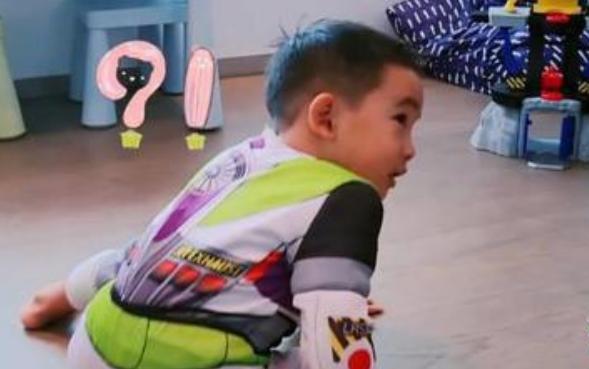 带你参观陈小春的家，对儿子表面严肃实则温馨，儿童房堆满了玩具