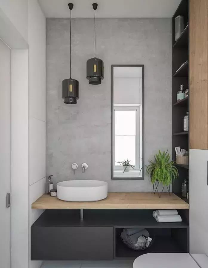 卫生间的面积不大，可以在洗手台边上做个壁龛来收纳