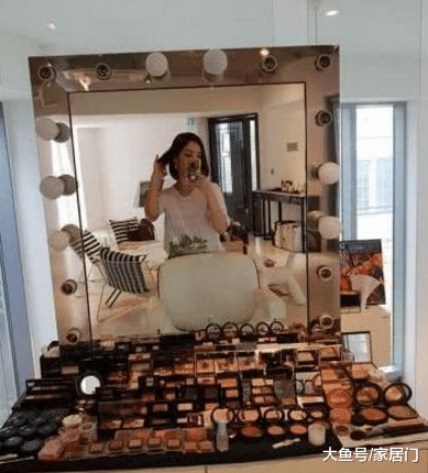 带你看看蔡琳住的豪宅，作为韩国女人，化妆台上一样摆满化妆品