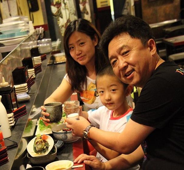 ?晒晒于谦一家人住的豪宅，户外有一大片牧场，太有钱了吧