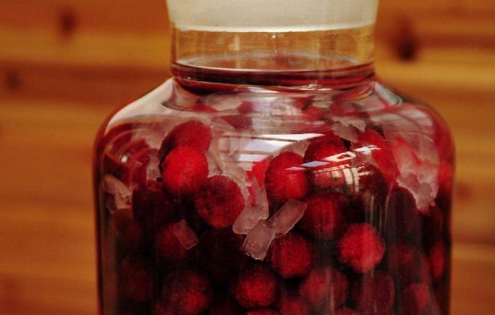 男人服用“板栗泡酒”，坚持一段时间，身体可能会收到4个好变化