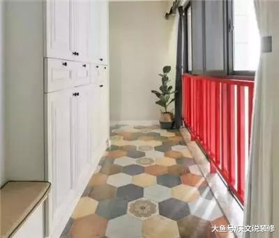 阳台地面铺什么好看？选择对了让不大的阳台瞬间惊艳！