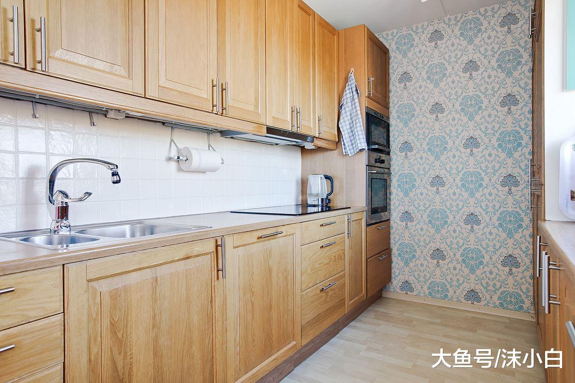 小戶型婚房80平，廚房鍋瓢統統掛窗上，一下子就被迷住了！人才