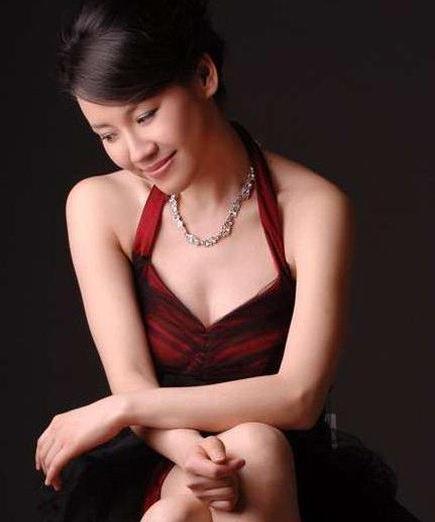 被大23岁导演抛弃，相亲百次嫁豪门，本是来救场却被赵丽颖带火