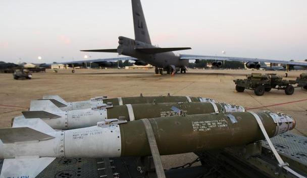 B52满载核弹外出演练，高空起火飞行员弃机跳伞，4枚氢弹砸向地面