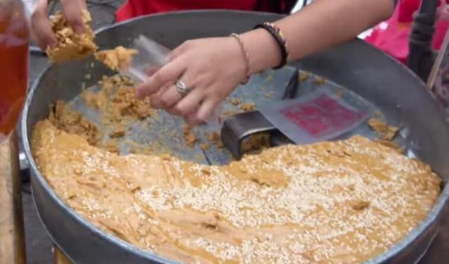 大姐路边卖这道“独特小吃”，小伙要一盆买，买后却尴尬了！