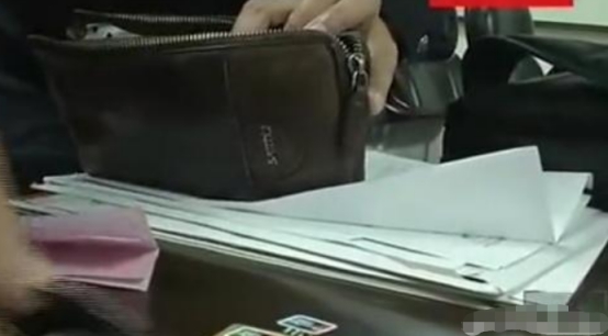 广西一环卫阿姨捡到“巨款”，选择报警求助。失主: 来找我终身免费