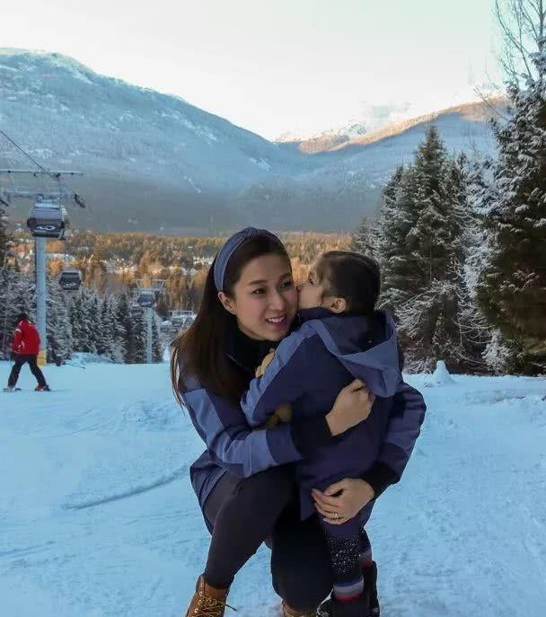 锺嘉欣圣诞获囡囡啜爆 陈茵媺家庭装晒幸福