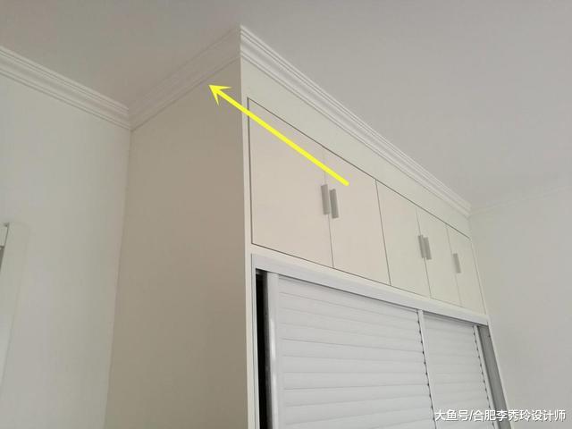 卧室天花板石膏线绕一圈，碰到做到顶的衣柜，师傅简单处理真漂亮