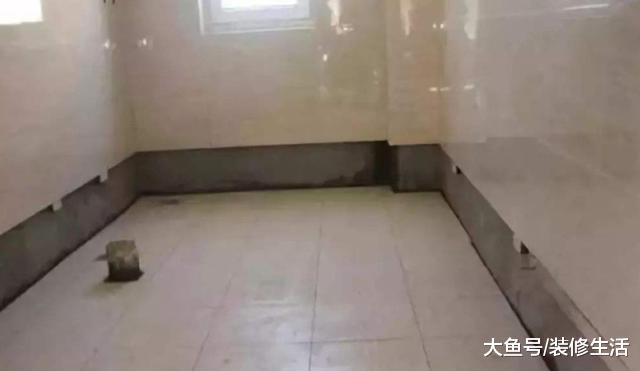 卫生间贴墙砖为何要留空一排？听师傅说是做墙压地，好处非常多