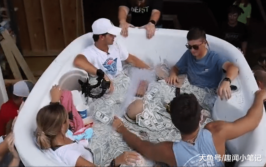 浴缸里装着2万美元，只要躺在里面坚持到最后，就能拿走所有钱！