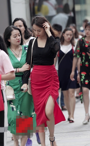 摄影：优雅红裙，开叉显露大白腿！