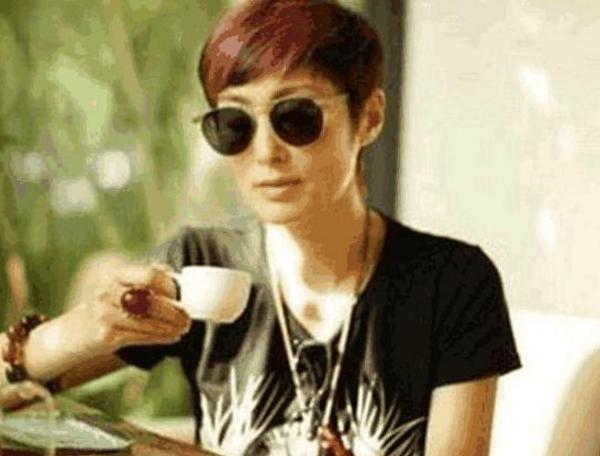 ?晒晒张敏住的豪宅，如今生活方式很精致，在家喜欢练习书法