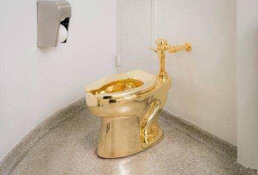 外国一博物馆，去卫生间100元一次，而且还排起长队