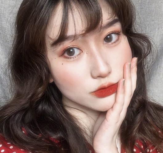 让Dior都羞愧的“贵妇级”口红，上架就被抢空，不卡唇纹显巨白