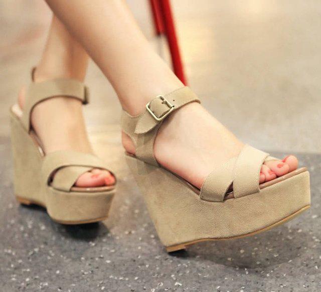 心理测试：4双过气凉鞋，哪双最土？测你在男人眼中是什么样子