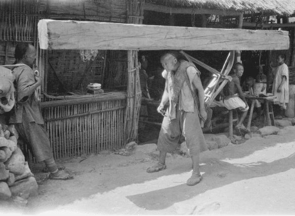 100年前的众生相: 图3是残忍的“浇驴肉”!