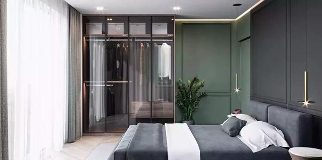 现在年轻人都喜欢玻璃门衣柜，时尚环保，卧室更加通透宽敞