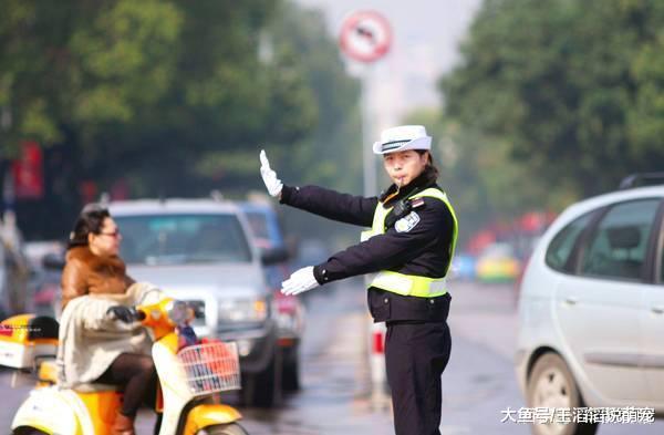 误闯了红灯不要倒退！交警教你一招，照着做，不扣分也不会罚款