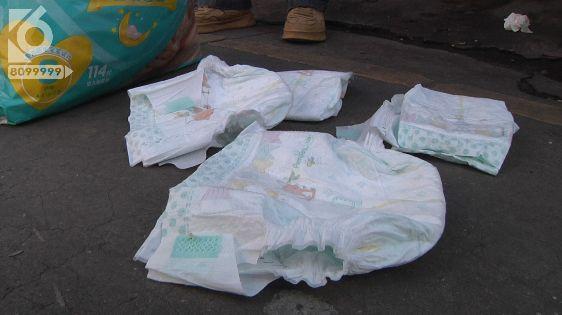 三个月大女婴纸尿裤内发现活虫，气愤家长找商家讨要说法