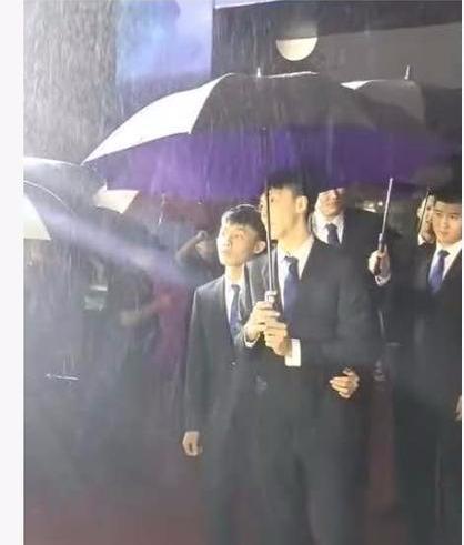 徐杰揽腰胡明轩共撑一把伞像极了爱情，最萌身高差感动了广东铁粉