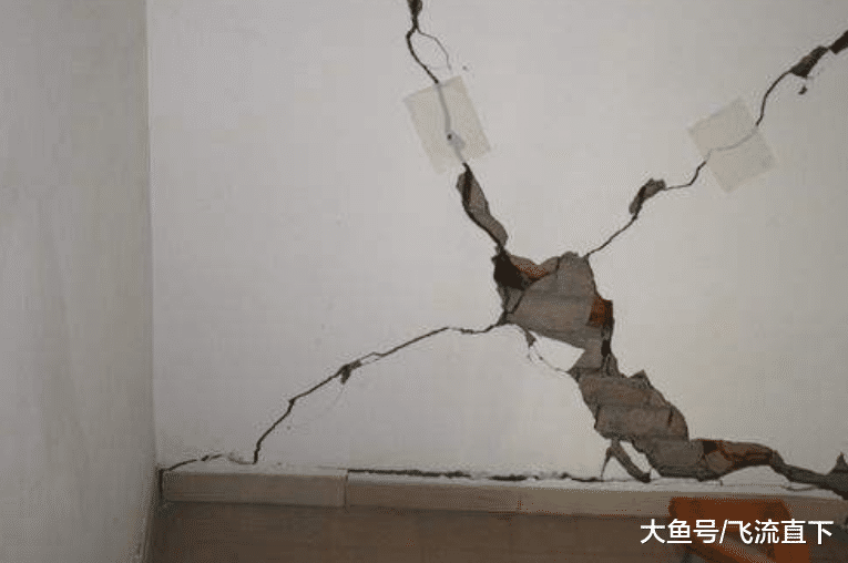 混凝土|农村人用混泥土建楼板房时,为啥总有裂缝?内行人说出实情
