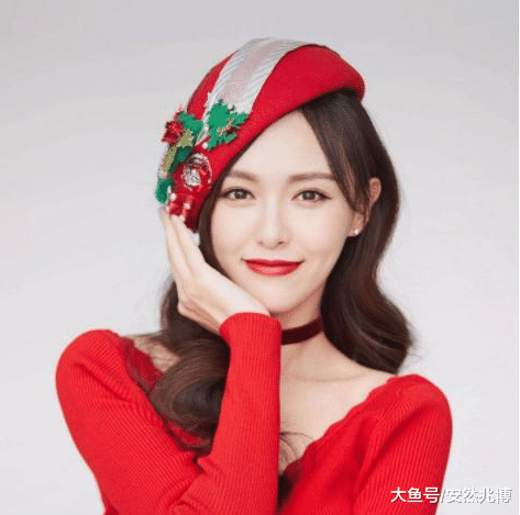 唐嫣过安检被围观，脱帽子不脱外套惹网友争议，明星有特权？