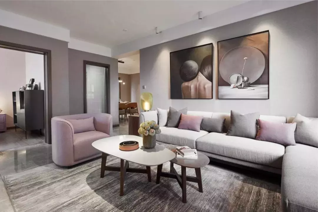 在沙發背景墻上裝點幾幅掛畫，讓客廳變得更加文藝范