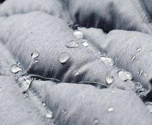 洗衣机洗羽绒服，切记要放入“它”，洗完蓬松又杀菌，太实用了