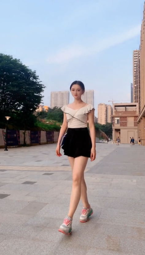 户外走路的热裤美女，这一字马有点出其不意！