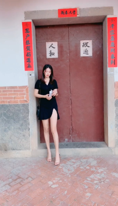 农村大院的美女，这算是衣锦还乡吗？