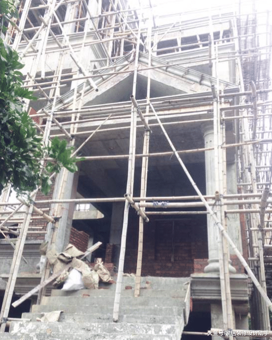 衣锦还乡砸80万建四层小别墅, 弧形入户台阶惹得左右邻居十分眼红