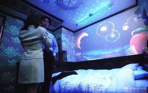 前臺小姐：情侶入住酒店前，先把手機攝像功能打開，不然后悔不及