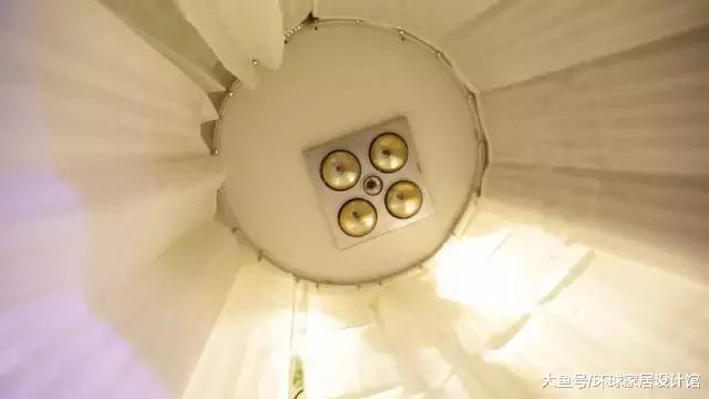 无子老人蜗居28㎡，垃圾堆成山住出病，爆改后得103个收纳空间