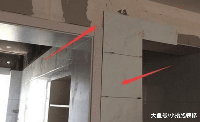 瓷砖高出门套线, 找到师傅后, 他却说: 先安装门套能怪我?