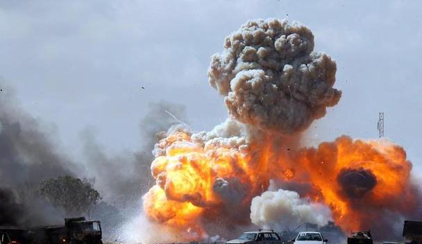 B52满载核弹外出演练，高空起火飞行员弃机跳伞，4枚氢弹砸向地面