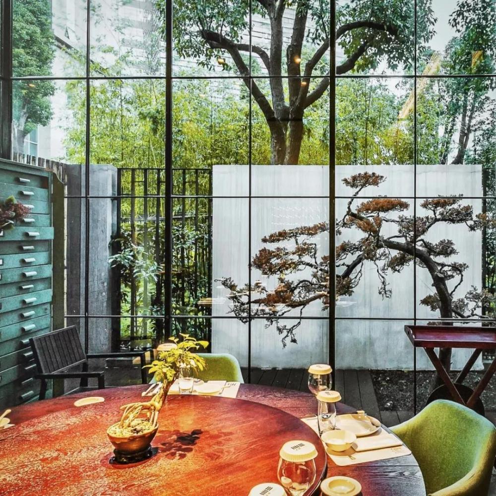 設計與美食共存，在高顏值餐廳與千條海洋生物共進晚餐！