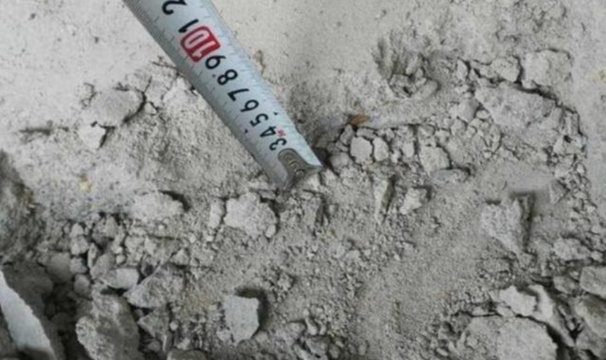 施工结束，水管却多了一个洞，而师傅表示：这是我故意留的