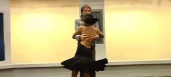 爆笑GIF图：这样穿连体裤个性十足，但是真的方便吗