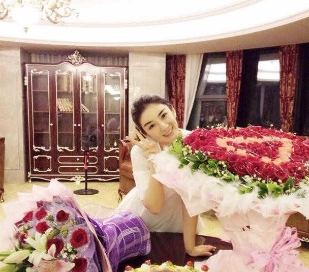 晒晒黄奕现实中的家，欧式装修气派豪华，家里却放着福禄寿佛像