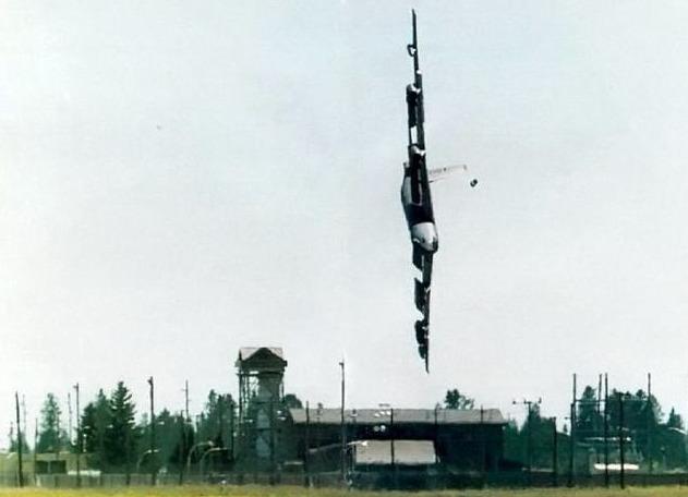 ＂83吨轰炸机在俄军面前炫技，75米高度急速转弯，瞬间失控砸向地面＂